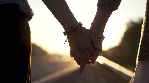 hold hands while dating
